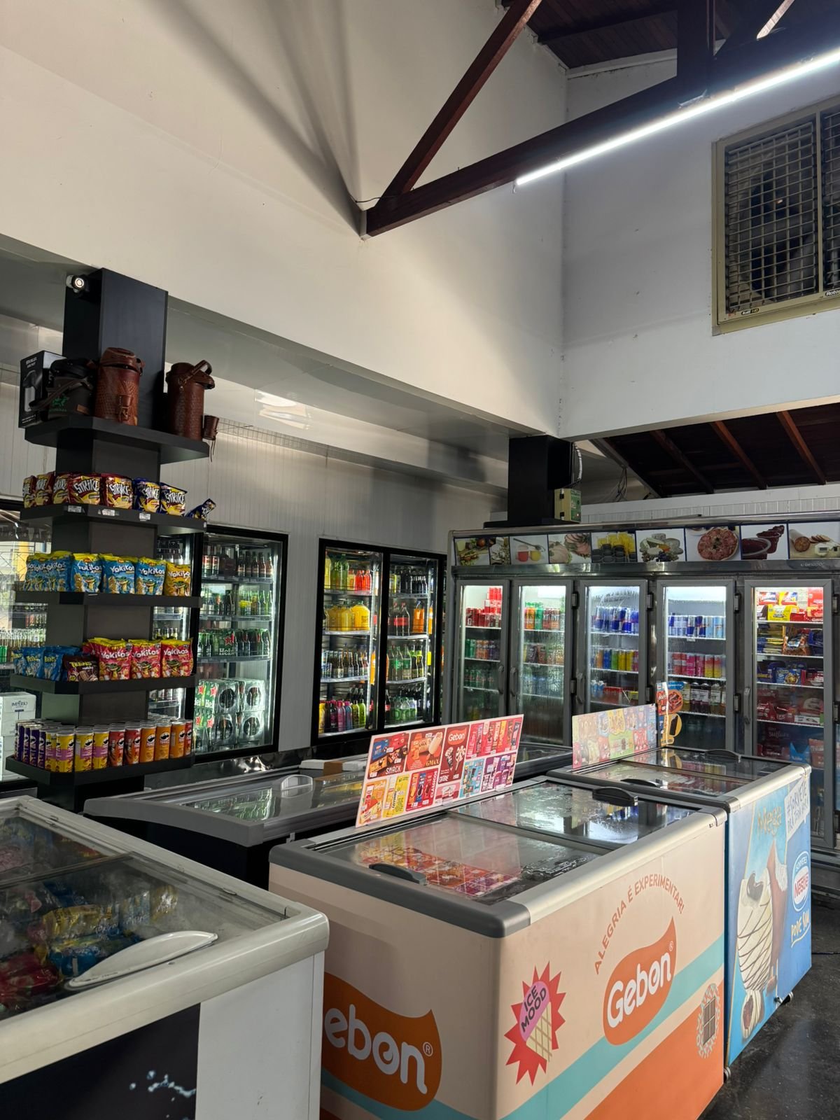 Salgadinhos, sorvete e snacks